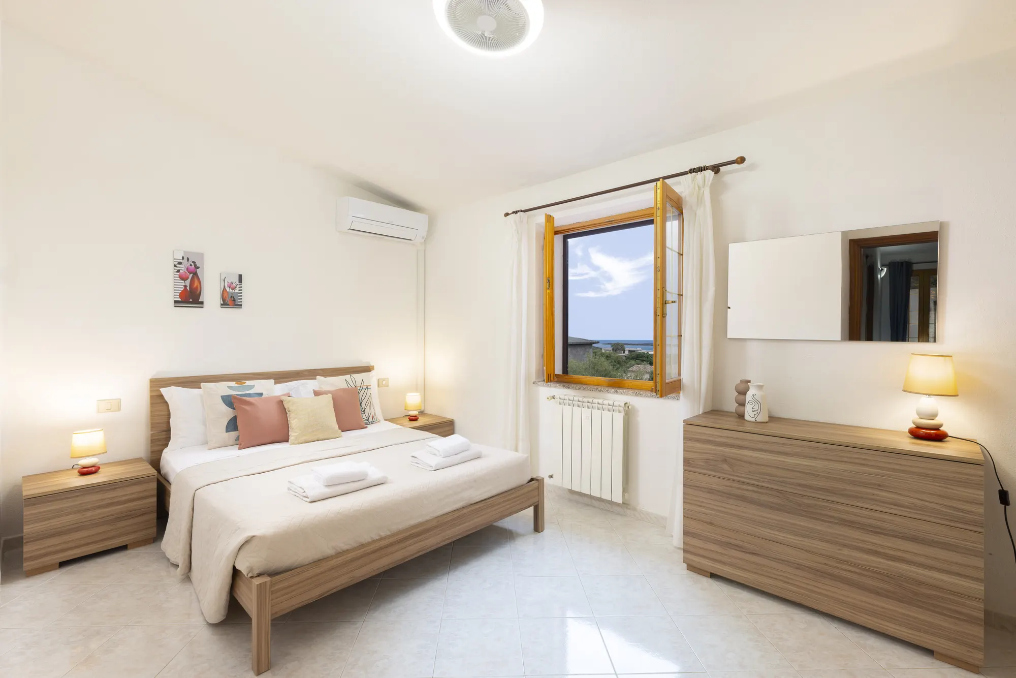 casa10-camera-matrimoniale-vista-mare