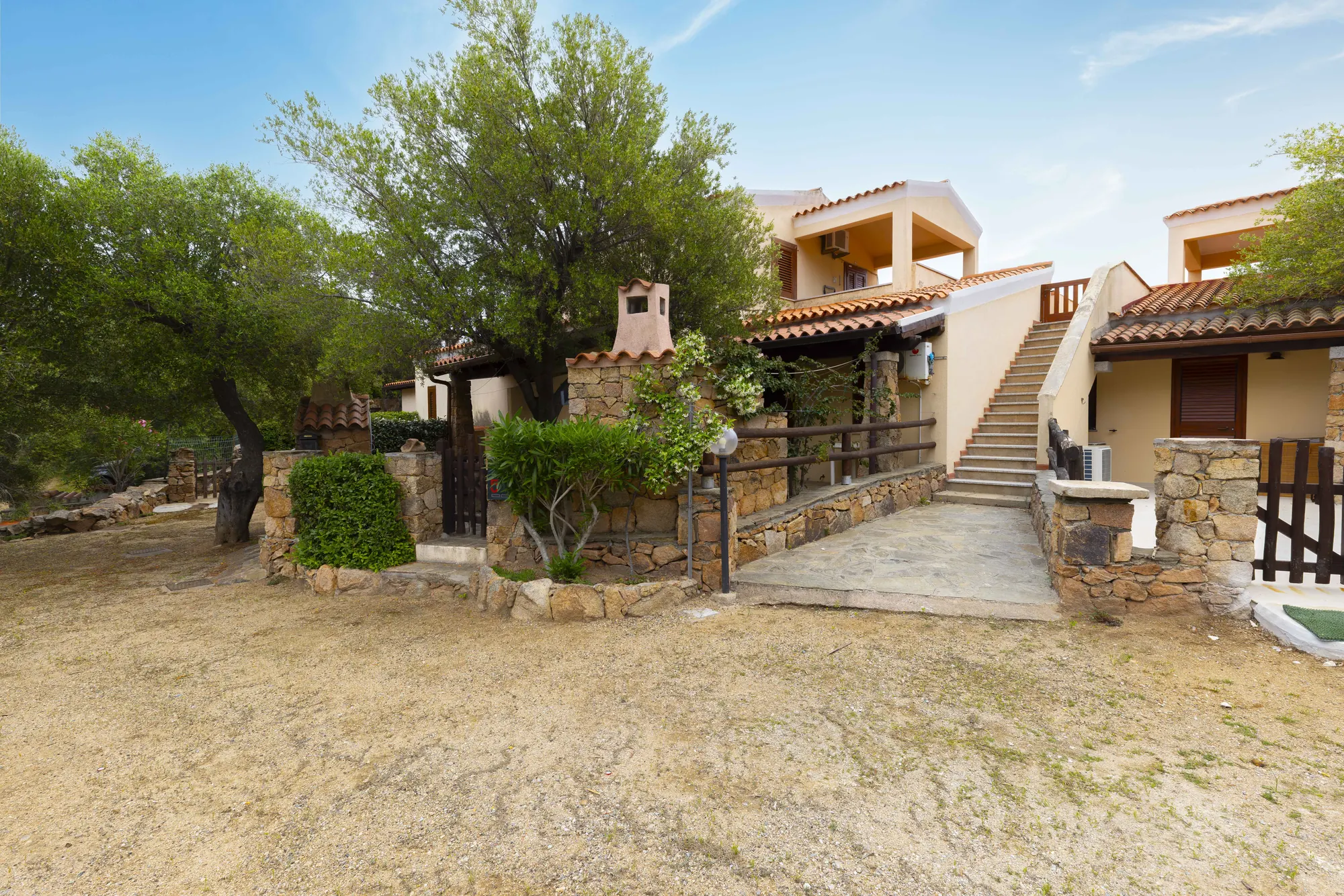 casa12-esterno-villetta-con-ulivi
