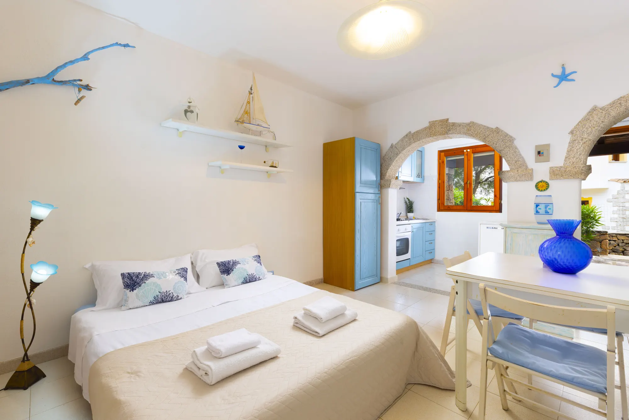 casa14-monolocale-letto-cucina-arco
