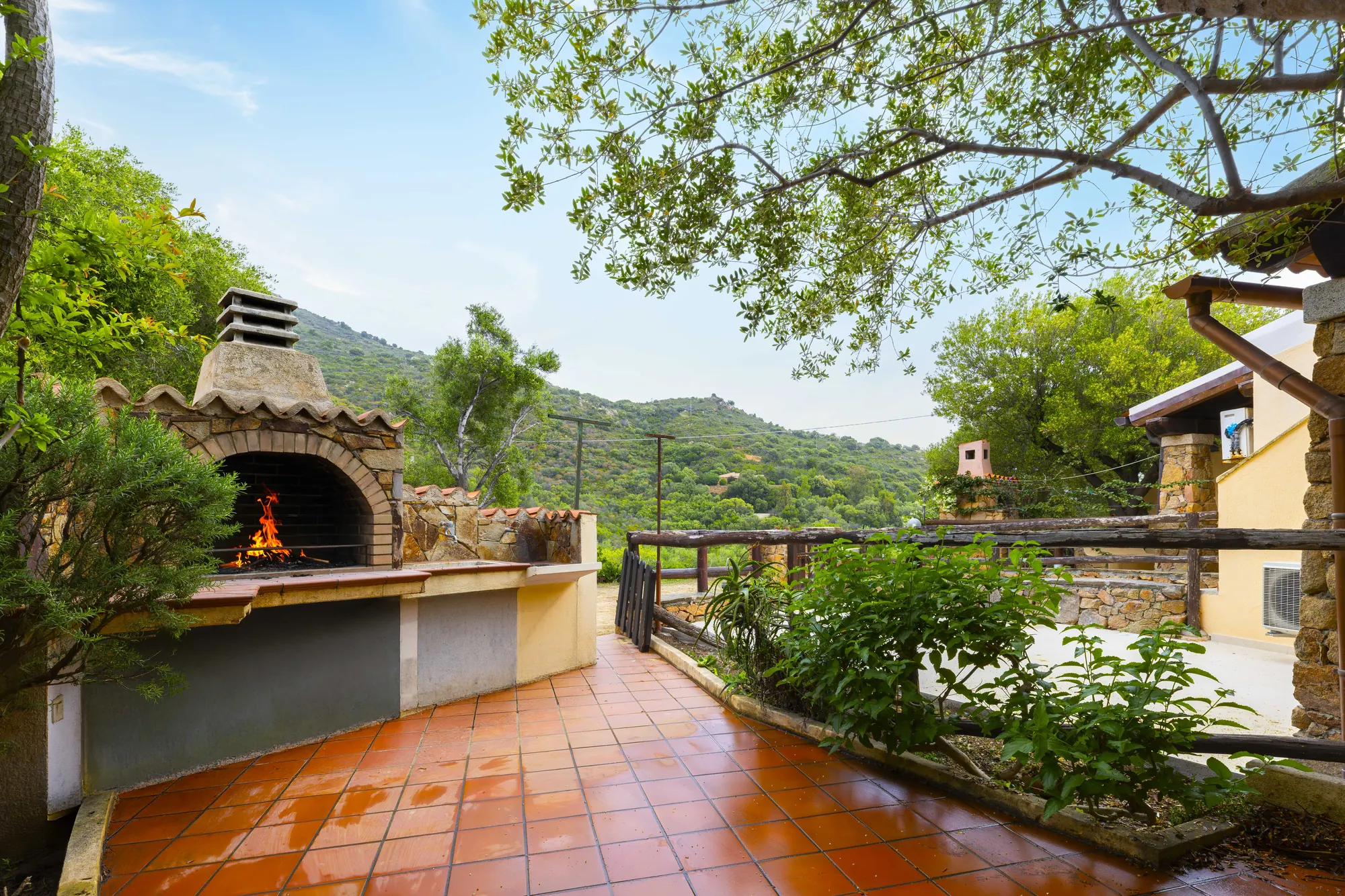 casa14-terrazza-barbecue-vista-verde