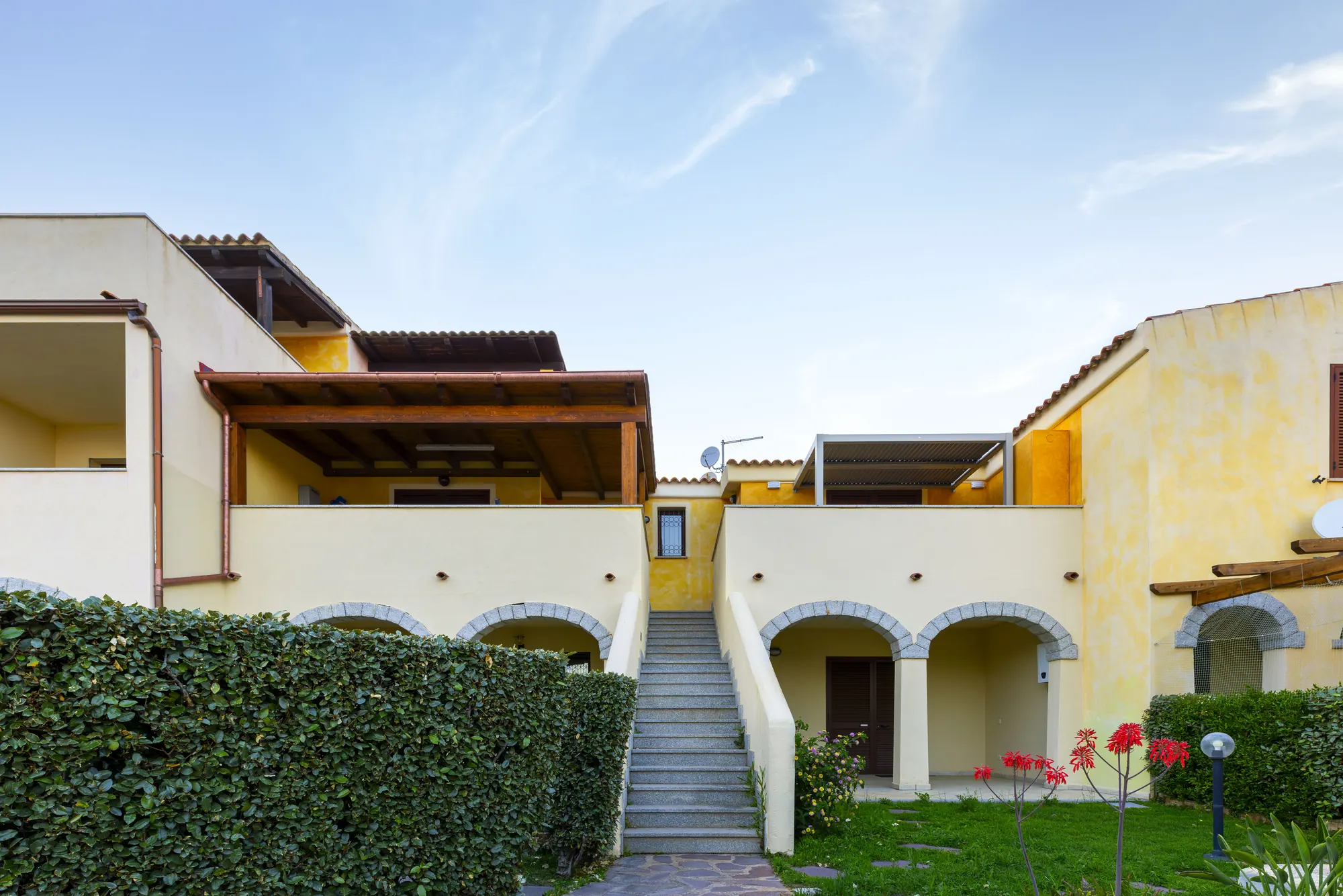 casa16-esterno-appartamenti-con-archi