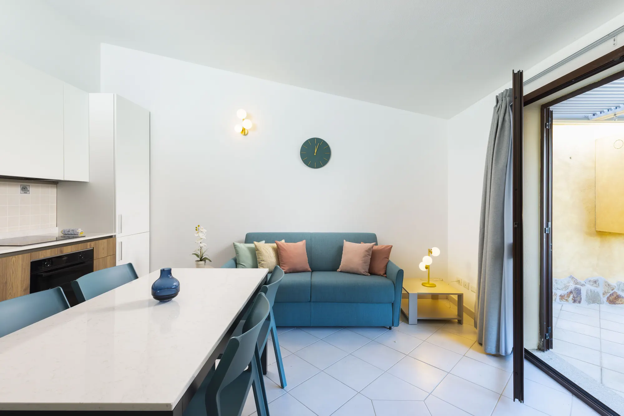 casa16-soggiorno-cucina-divano-turchese