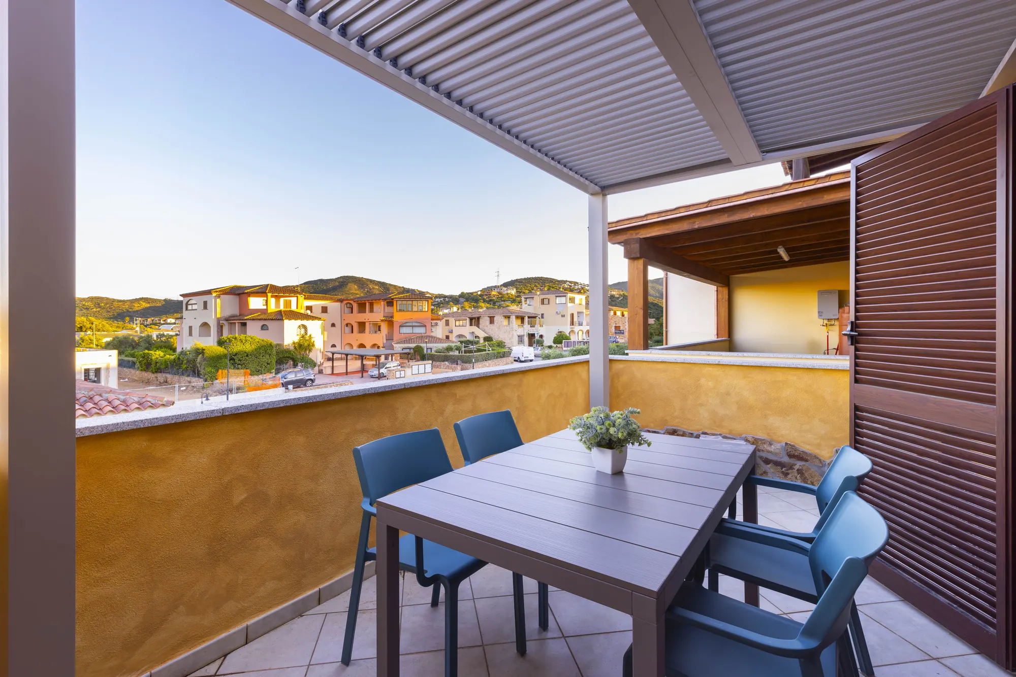 casa16-terrazza-pranzo-vista-paese