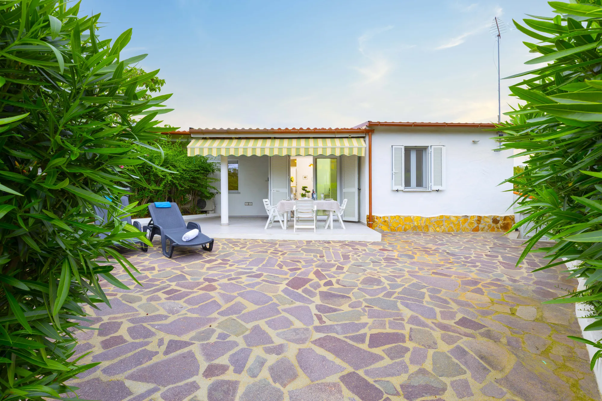 casa4-veranda-esterna-con-sdraio