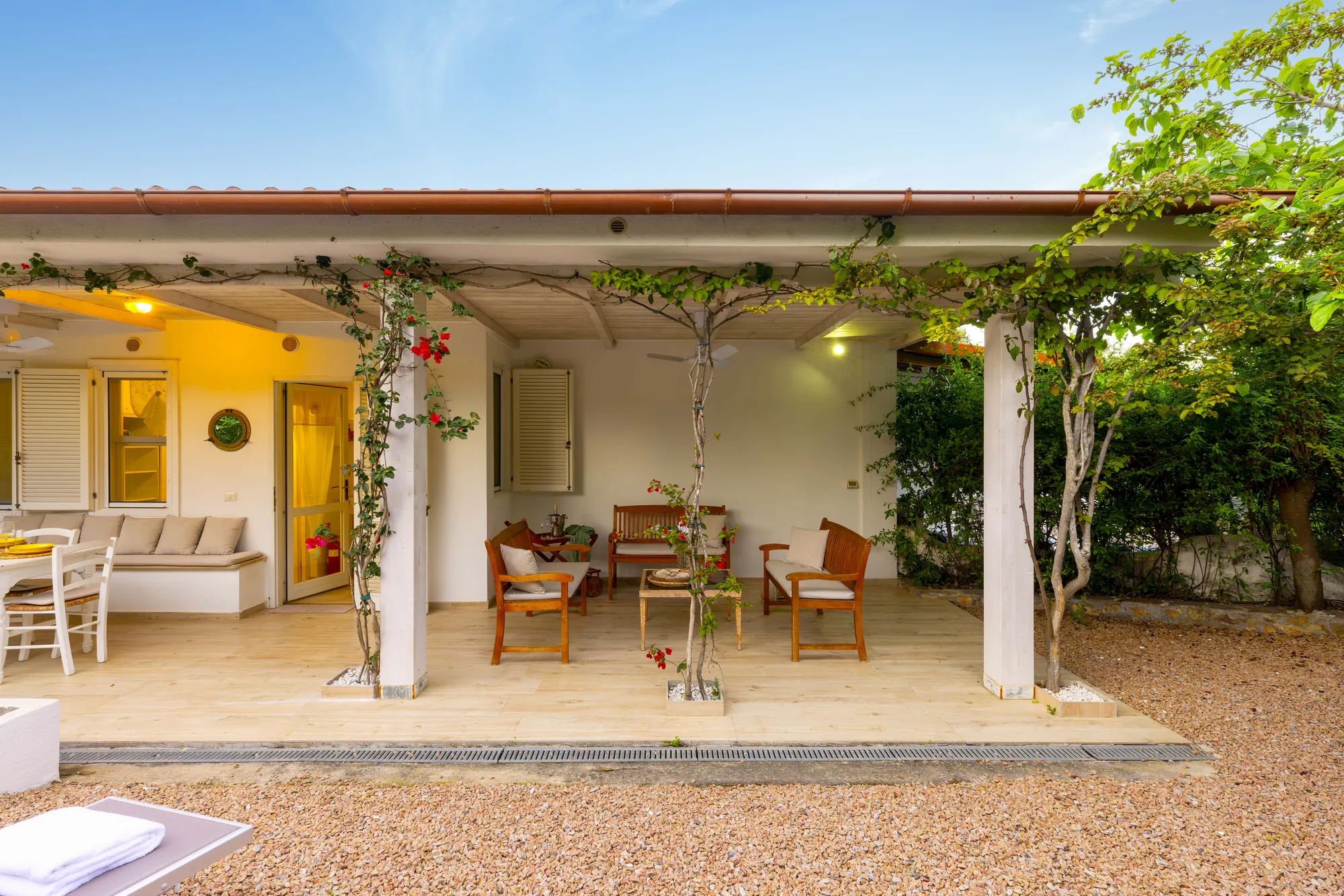 casa5-patio-coperto-salottino