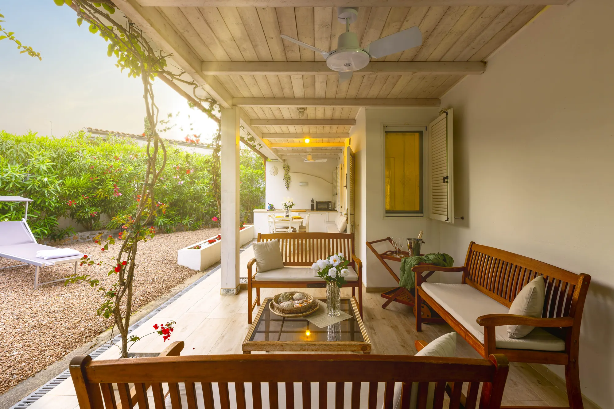 casa5-veranda-relax-divano-legno
