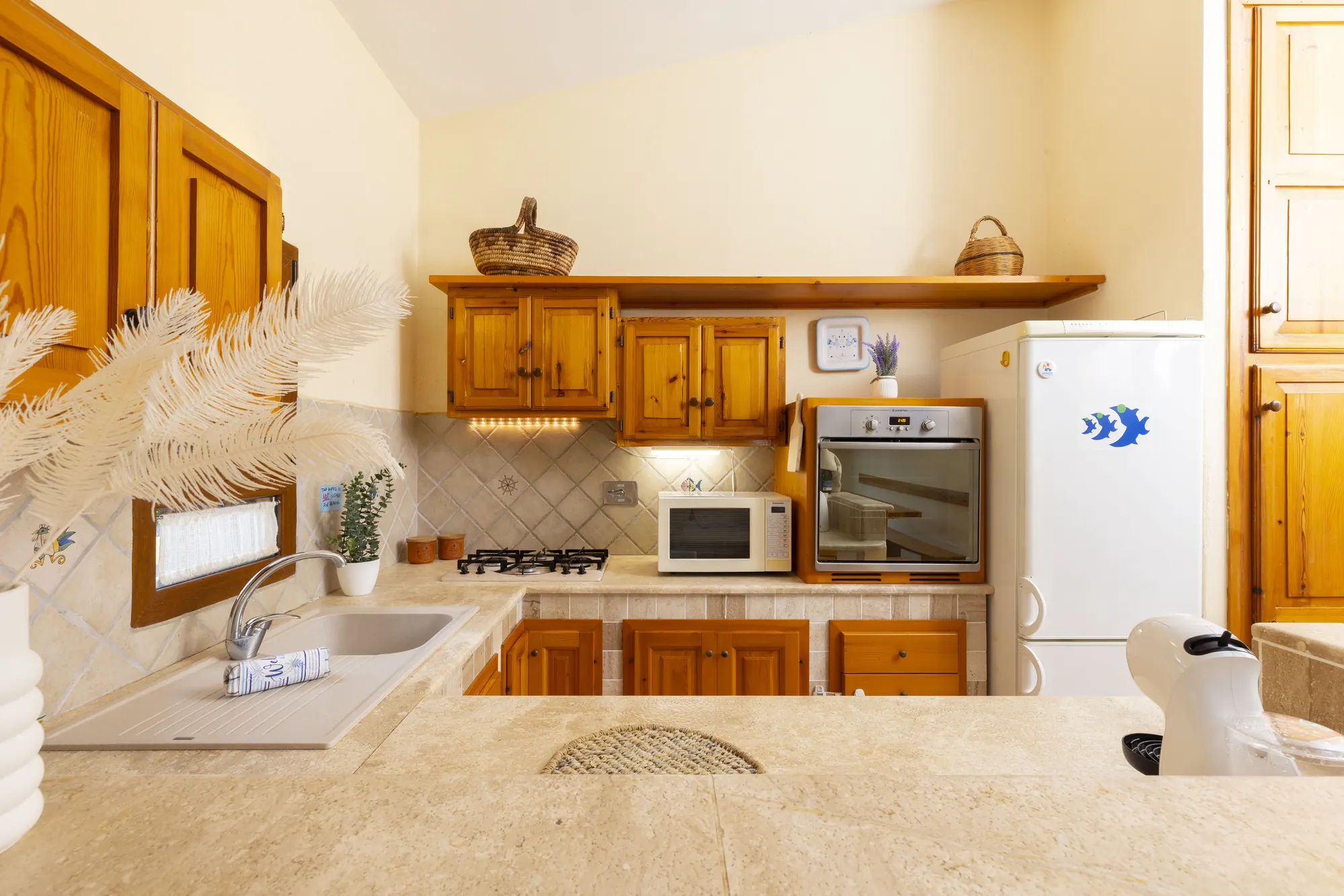casa6-cucina-in-legno-attrezzata