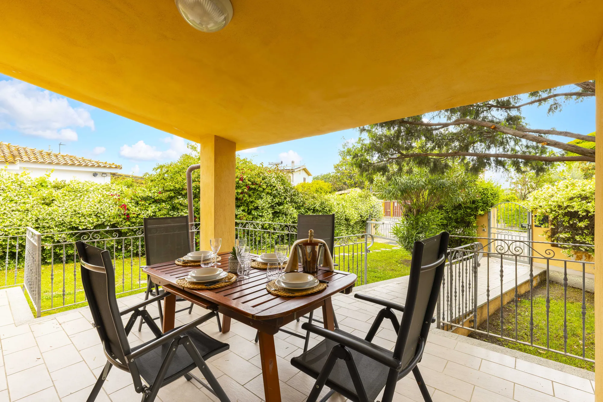 casa6-veranda-pranzo-vista-giardino