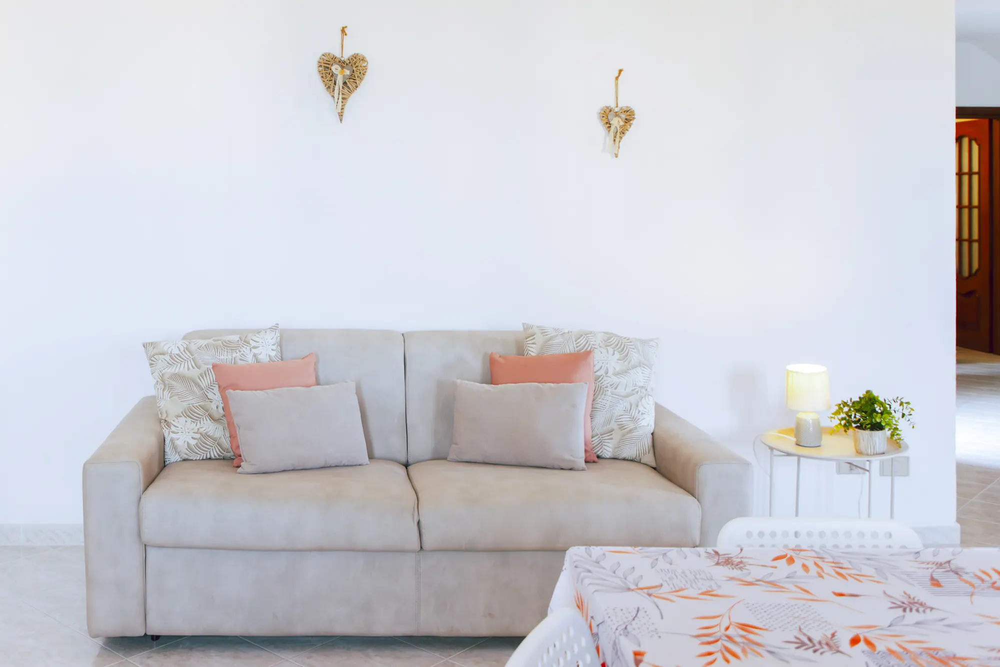 casa9-camera-divano-letto-luminosa